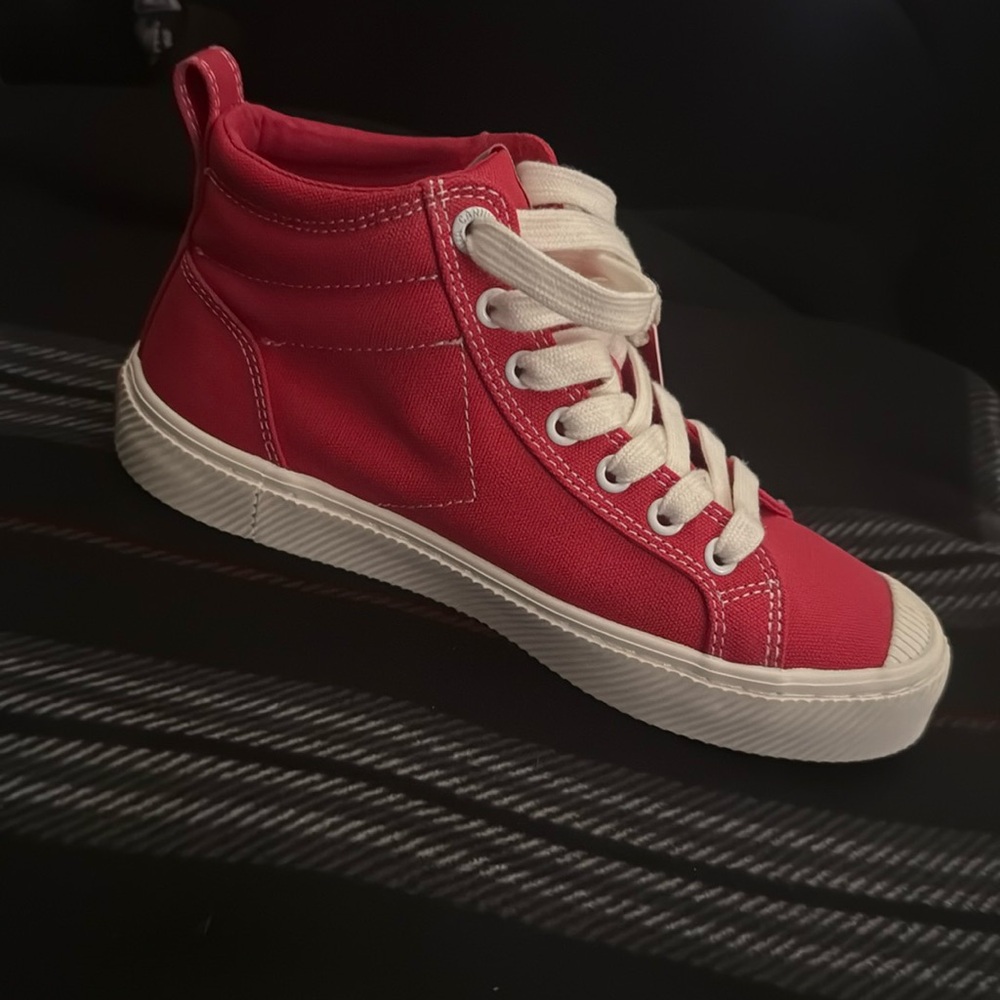 Cariuma Pantone Collection